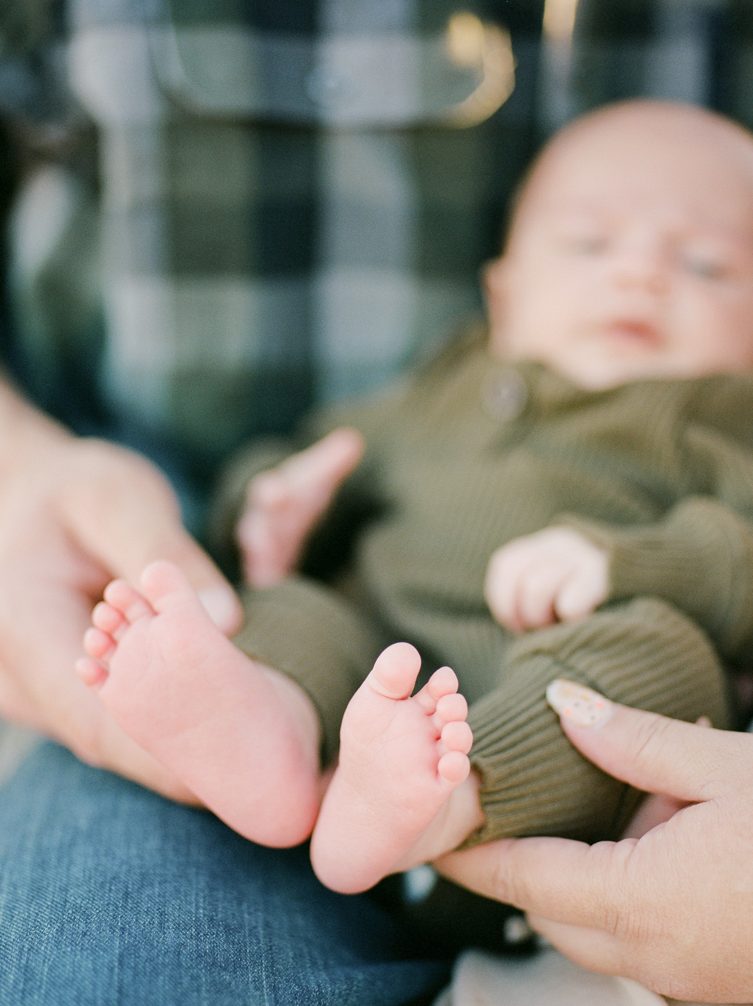 Close up of newborn feet and toes